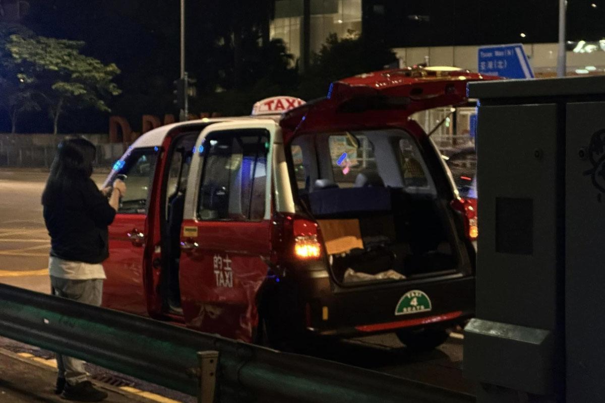 荃灣發生涉及兩輛的士的交通意外。(網民Peter Wong@FB群組「馬路的事 (即時交通資訊台)」)