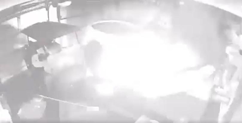 從車房CCTV片段可見,Tesla突然爆炸。(互聯網)