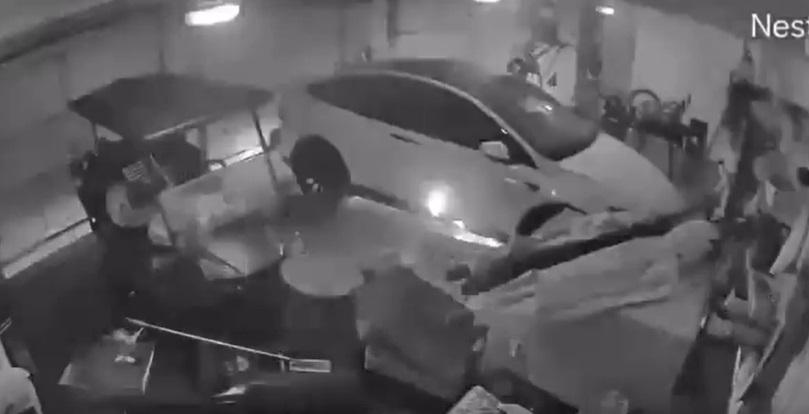 爆炸後,Tesla底盤起火。(互聯網)