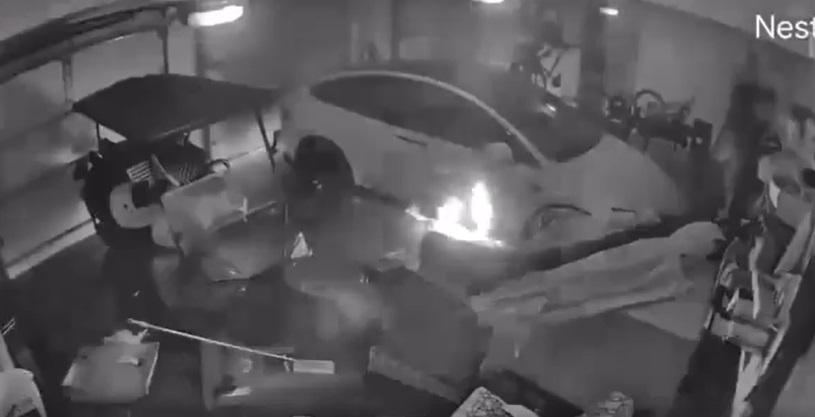 Tesla底盤起火,火勢迅速蔓延。(互聯網)