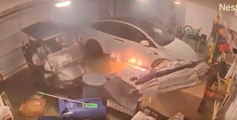 Tesla底盤起火,火勢迅速蔓延。(互聯網)