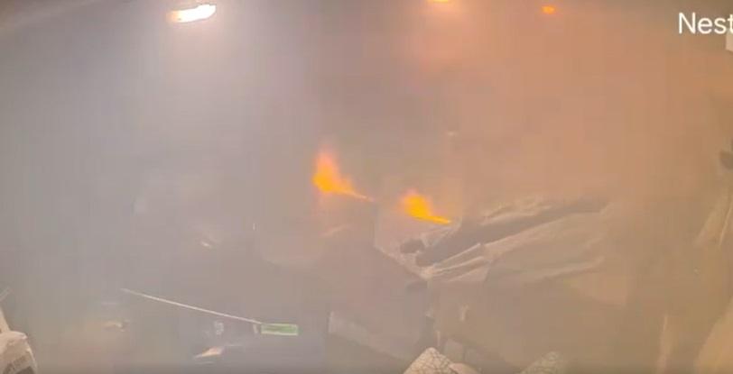 車房濃煙密布。(互聯網)