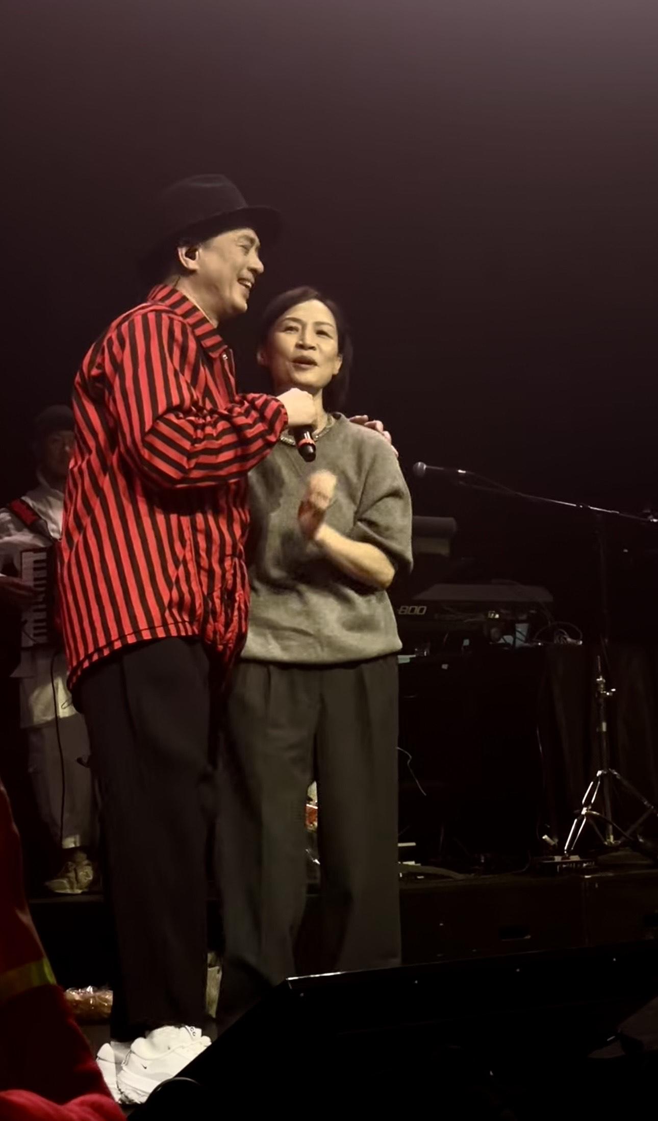 彭羚闊別舞台多年 ,獲黃耀明邀請上台跟觀眾打招呼。