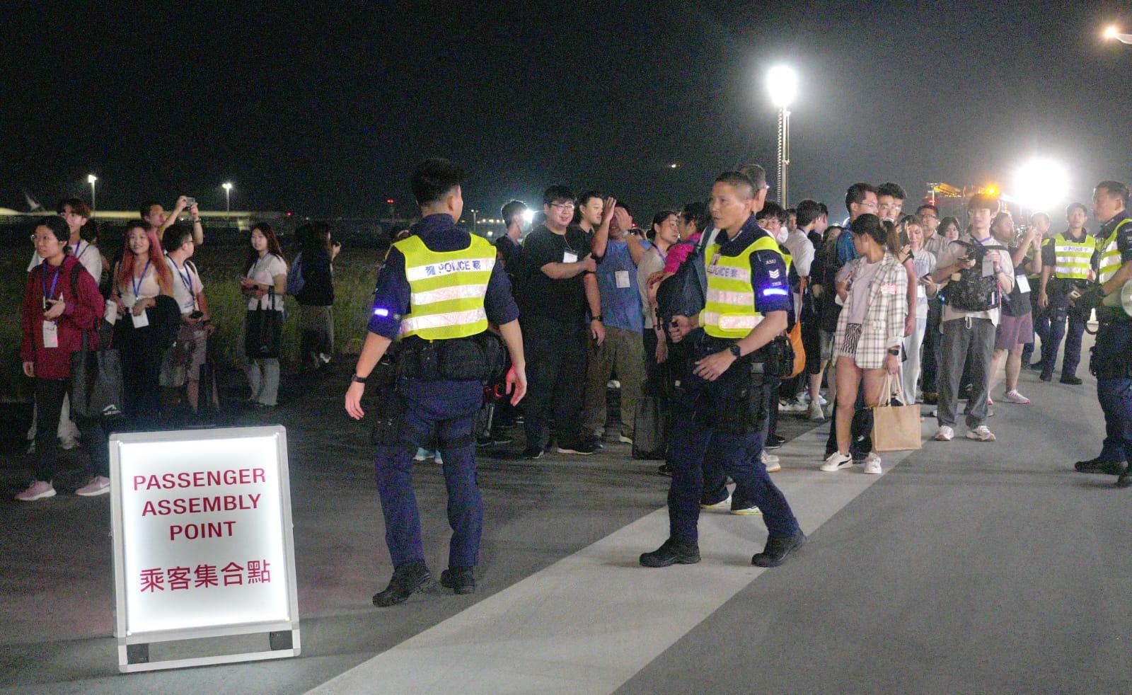 機場三條跑道計劃本年底前將全面投入運作,政府多個部門聯同公立醫院等機構超過1000名人員,首次在重新配置的中跑道,進行飛機事故及救援演習。