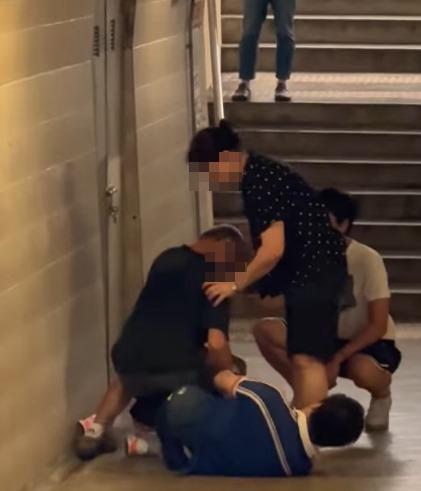 社交平台流傳一段疑與事件有關的爭執影片,事發地點為德大徑附近行人隧道,一名穿藍衫的男攝影師被黑衫男子壓倒在地拉扯(荃灣 大窩口邨 葵涌邨FB)