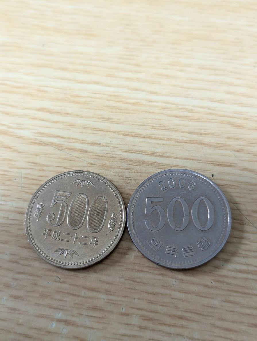日圓與韓圜500元硬幣無論大小、顏色和字體等都十分相似,乍看之下難以分辨。(互聯網)