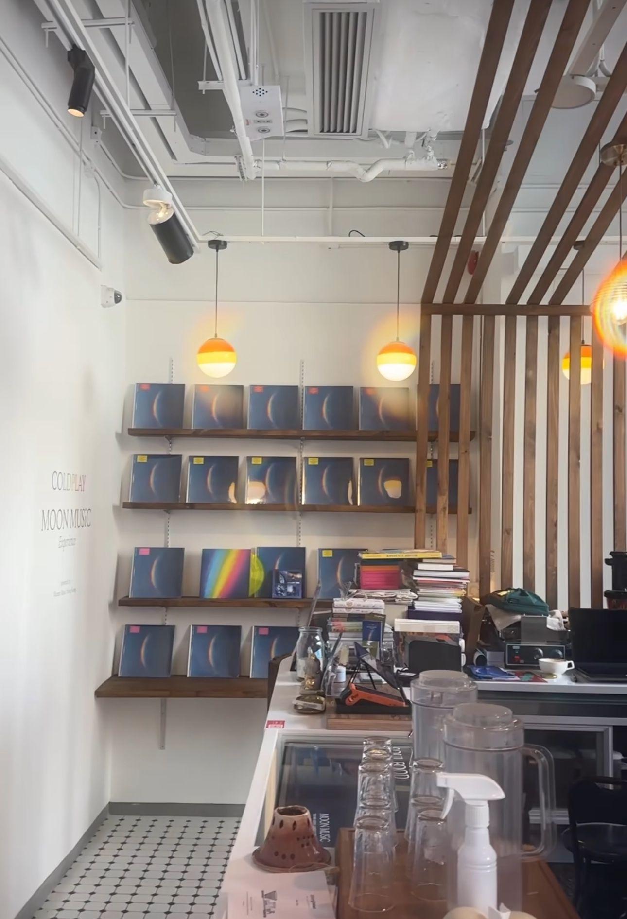 香港為Coldplay最新專輯《MOON MUSIC》開設快閃店。