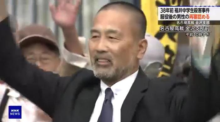 案件獲准重審,前川彰司周三在法院外表現興奮。(互聯網)