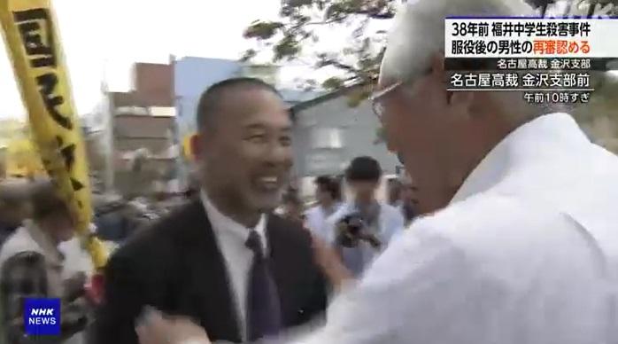 案件獲准重審,前川彰司周三在法院外表現興奮。(互聯網)