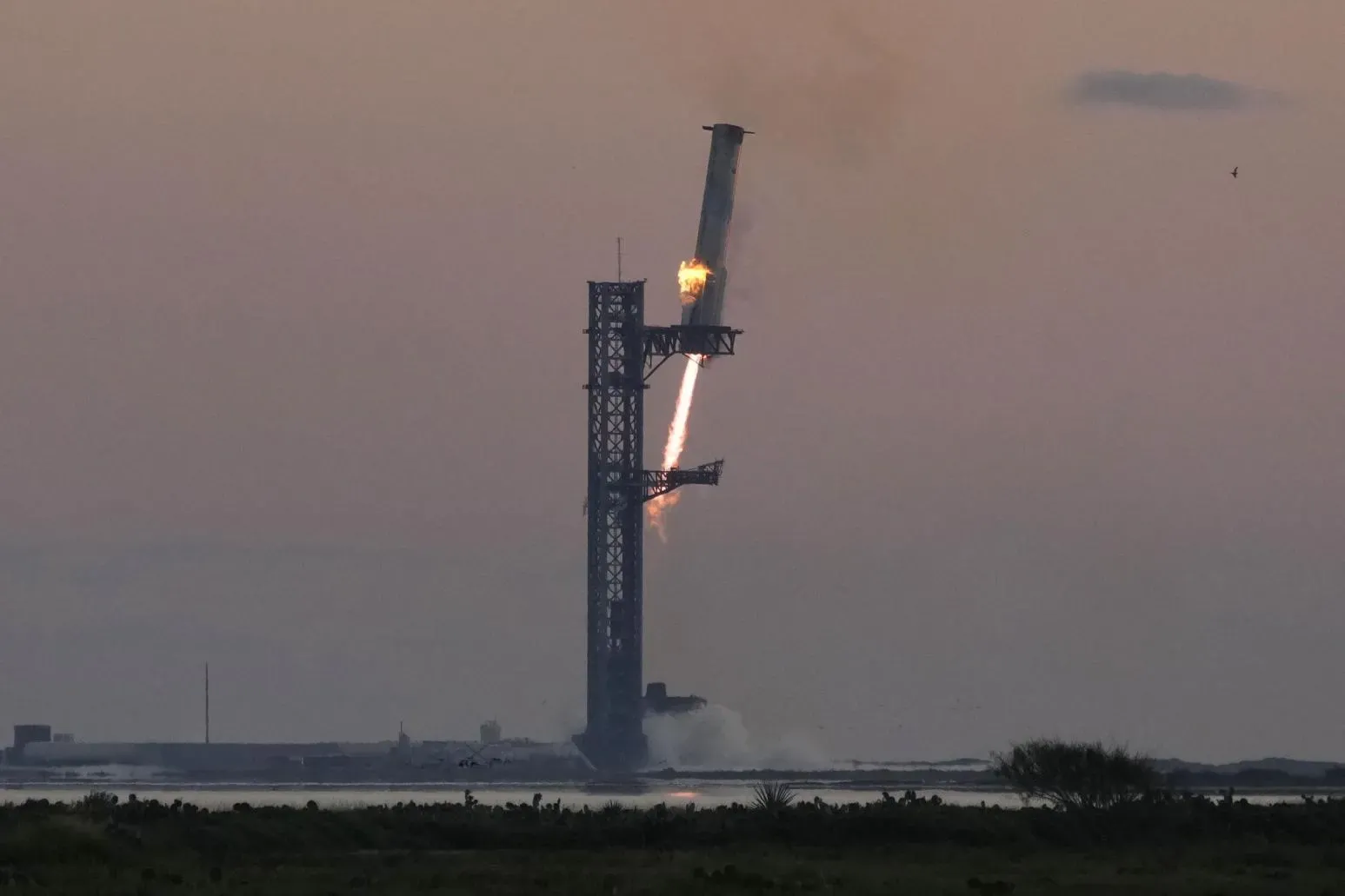 SpaceX星艦第5次發射 發射塔「筷子」成功回收推進器。(美聯社)