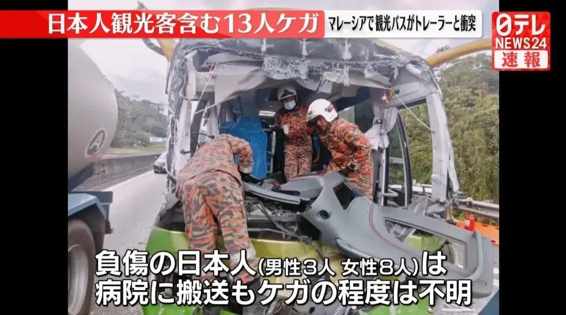 日本旅行團遊覽車追撞拖車後,車頭嚴重毀損。(NNN)