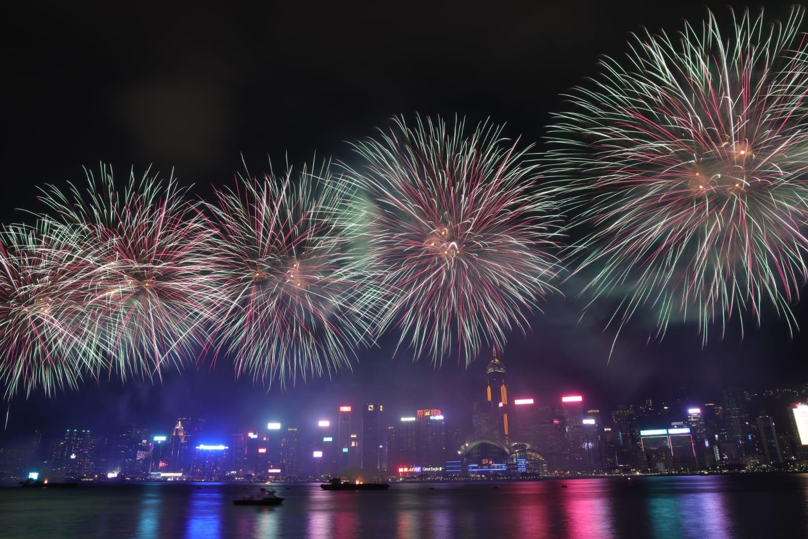 煙花匯演晚上上演。(吳康琦攝)