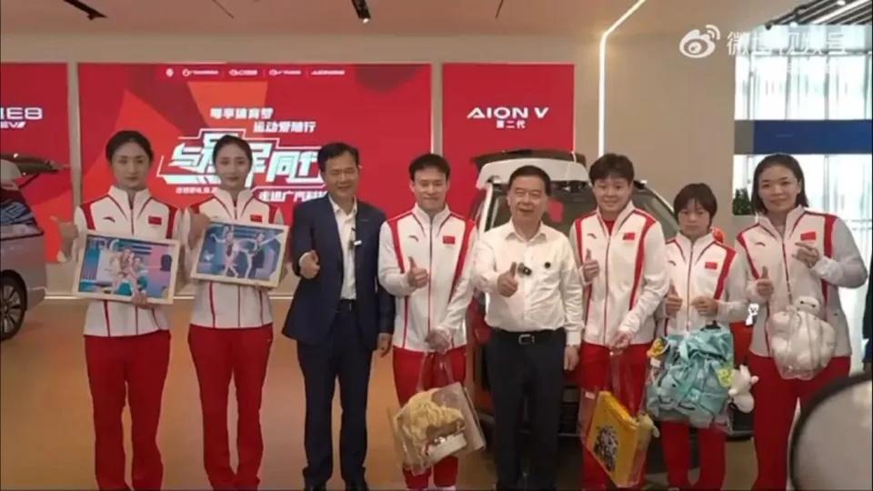 全紅嬋日前與陳藝文、謝思揚、陳清晨等6名選手,到廣州一家汽車公司,各人獲贈價值16萬人民幣的電動車。(微博圖片)