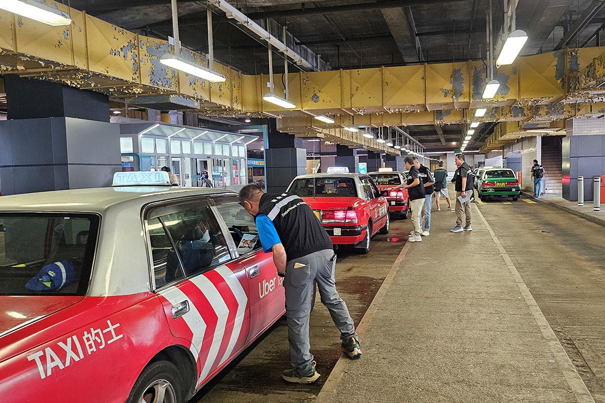 控煙酒辦人員在馬鞍山向的士司機派發「無煙公共交通工具」小冊子。(政府新聞處)