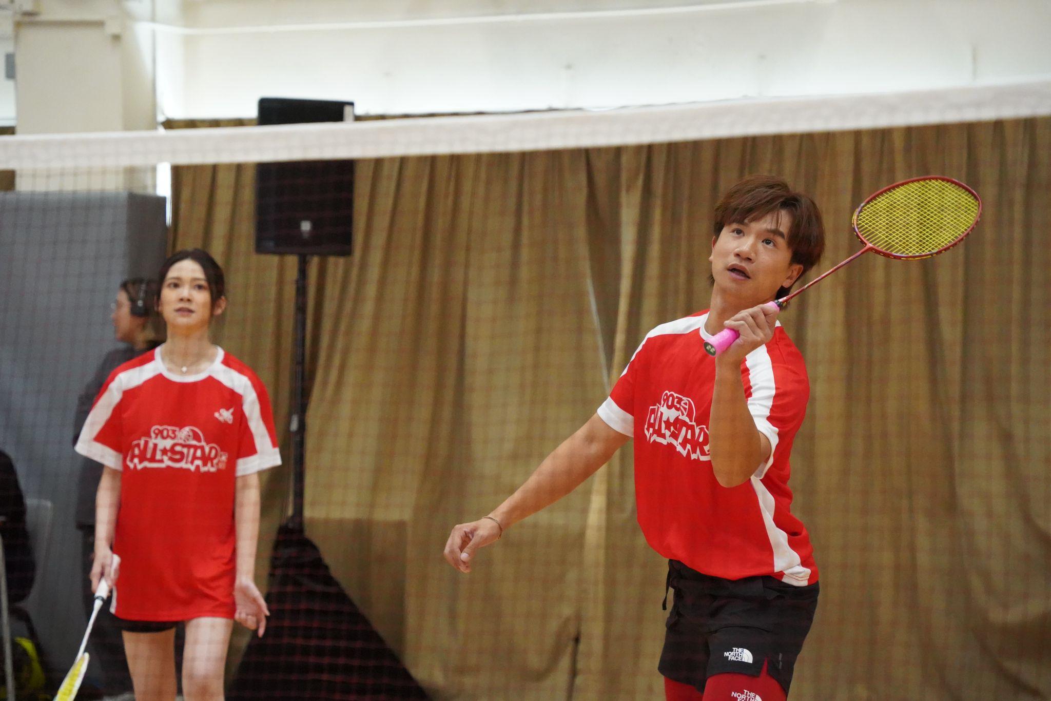 梁釗峰與羽毛球新手雲浩影以兄妹檔組隊出戰雙打比賽。