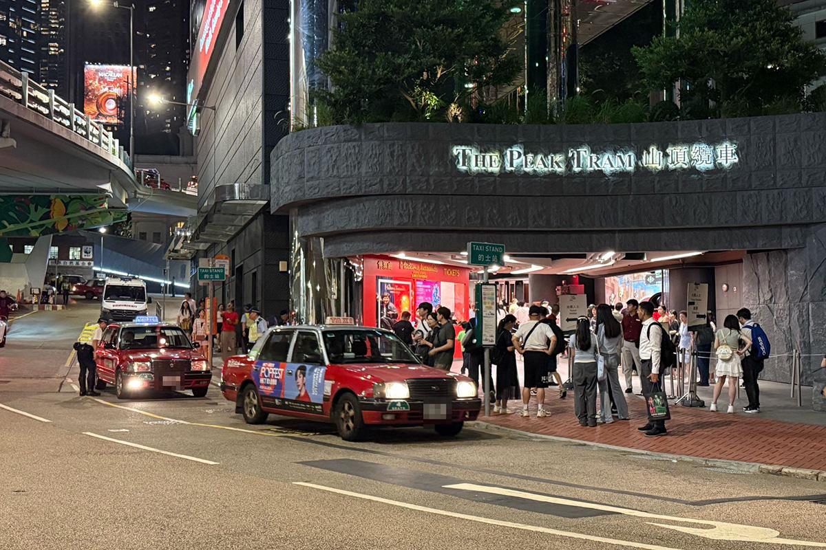 警方在花園道山頂纜車站加強執法。(警方圖片)