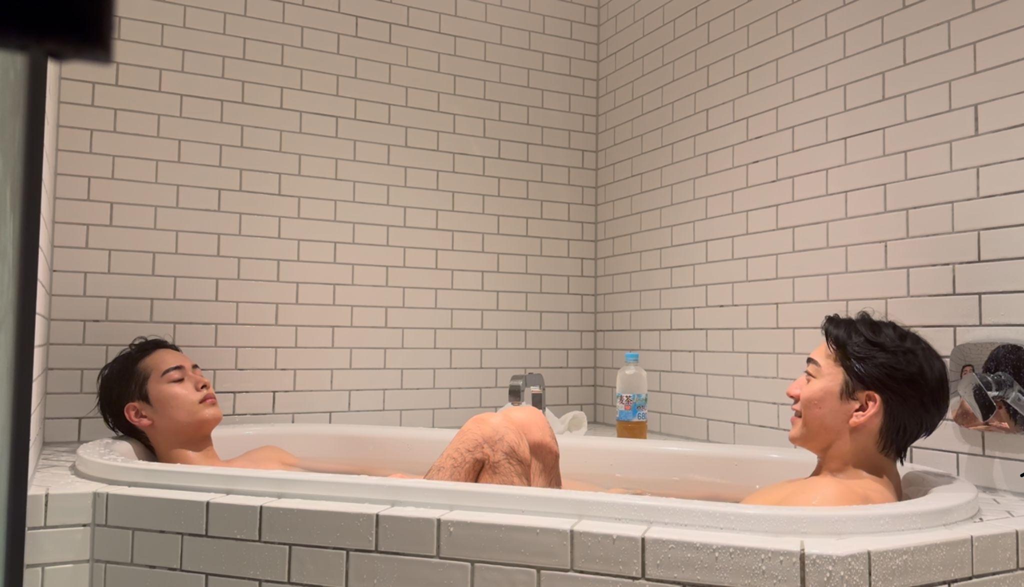 DAI與SHUN更甜蜜共浴。