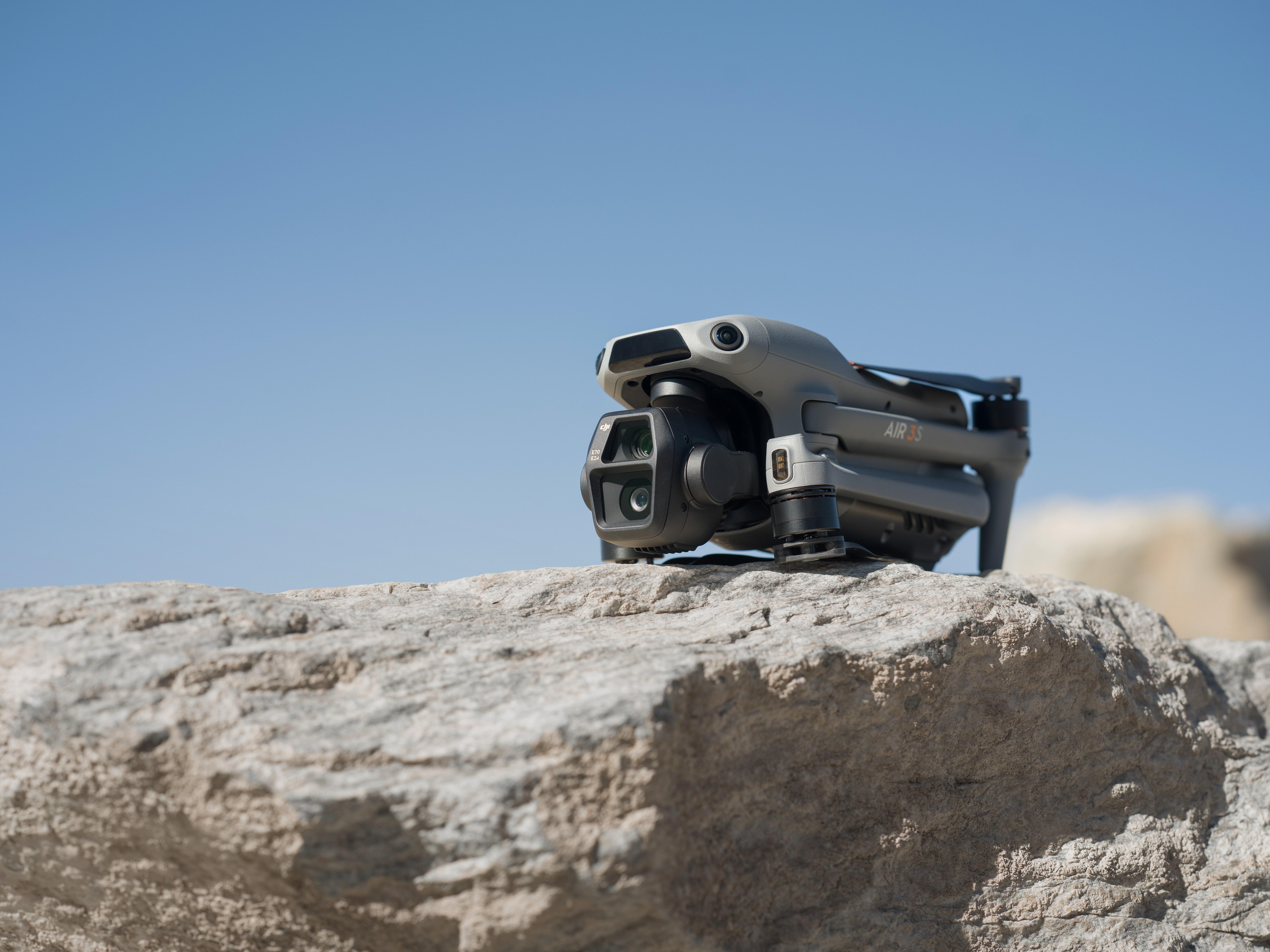 DJI Air 3S的雙鏡頭影像系統由一英吋主相機及1/1.3英吋中長焦相機組成。
