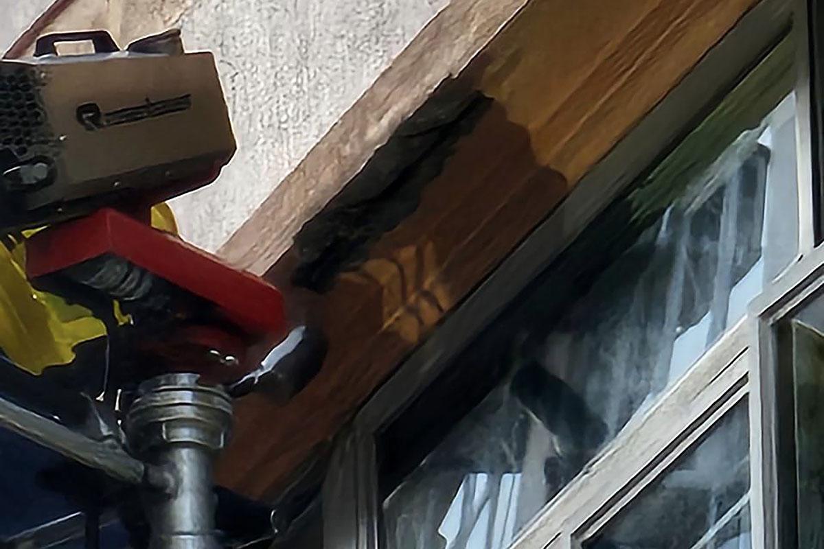 消防升起雲梯檢視大廈高層外牆情況。(網民Garry Fung@FB群組「我長於大角咀重生版」)