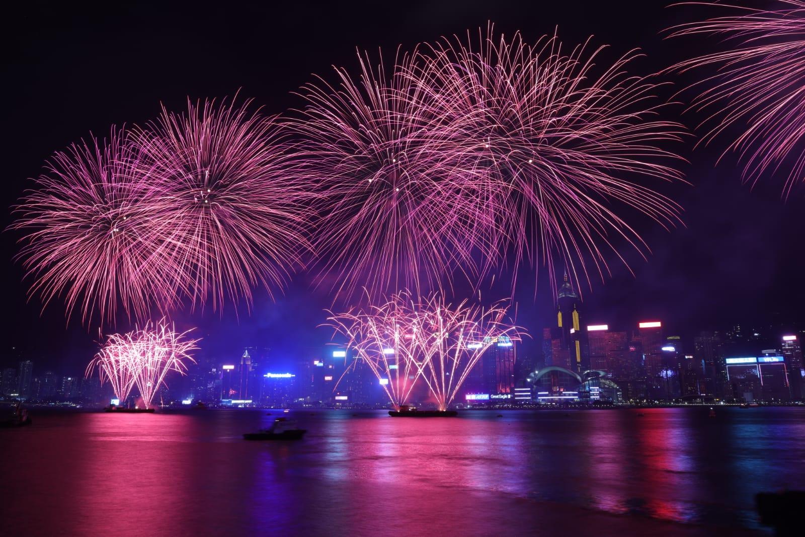 煙花匯演晚上上演。(吳康琦攝)