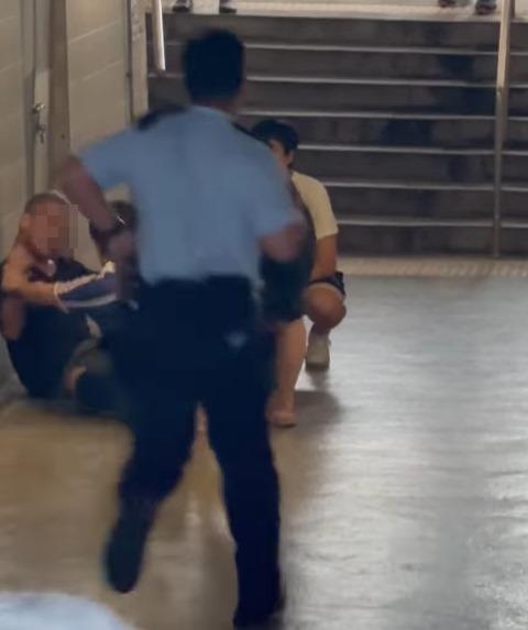 警員到場制止並分隔兩人(荃灣 大窩口邨 葵涌邨FB)