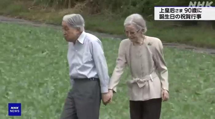 日本上皇明仁與上皇后美智子早前在戶外牽手散步。(互聯網)