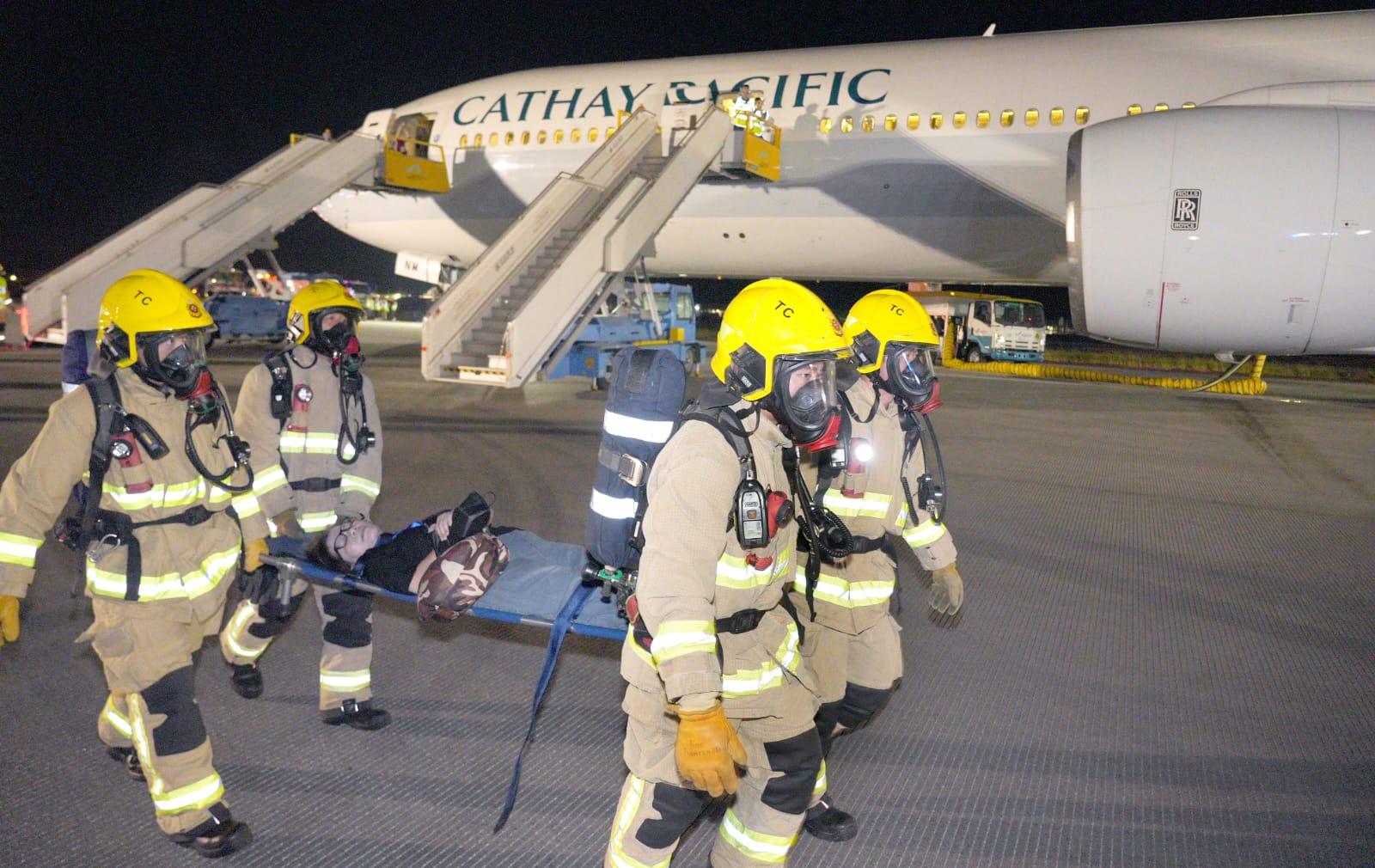 機場三條跑道計劃本年底前將全面投入運作,政府多個部門聯同公立醫院等機構超過1000名人員,首次在重新配置的中跑道,進行飛機事故及救援演習。