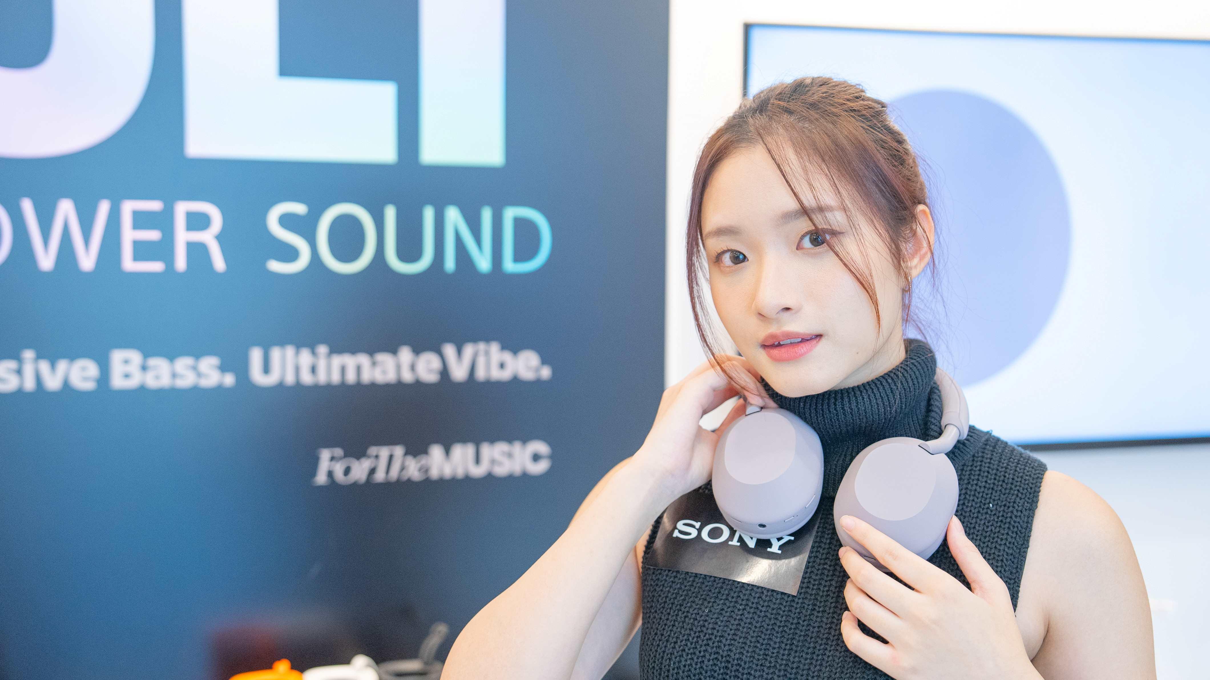 新色Smoky Pink柔和而精緻,擁有霧面啞光質感以提升個人風格。這顏色與LE SSERAFIM的美學完美契合,亦與Sony 最新「For The Music」活動互相呼應。