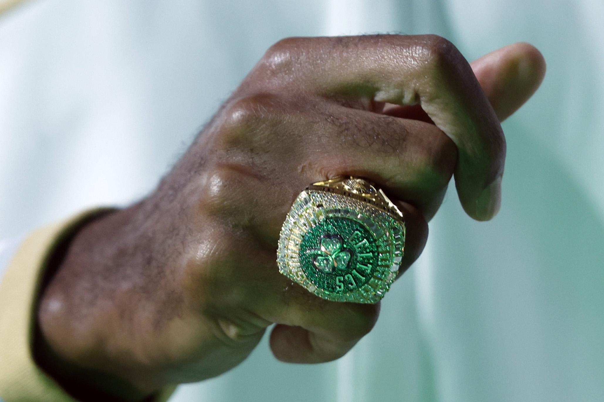 塞爾特人的NBA冠軍指環,是NBA歷史上第一枚內置NFC晶片的冠軍指環。(美聯社)