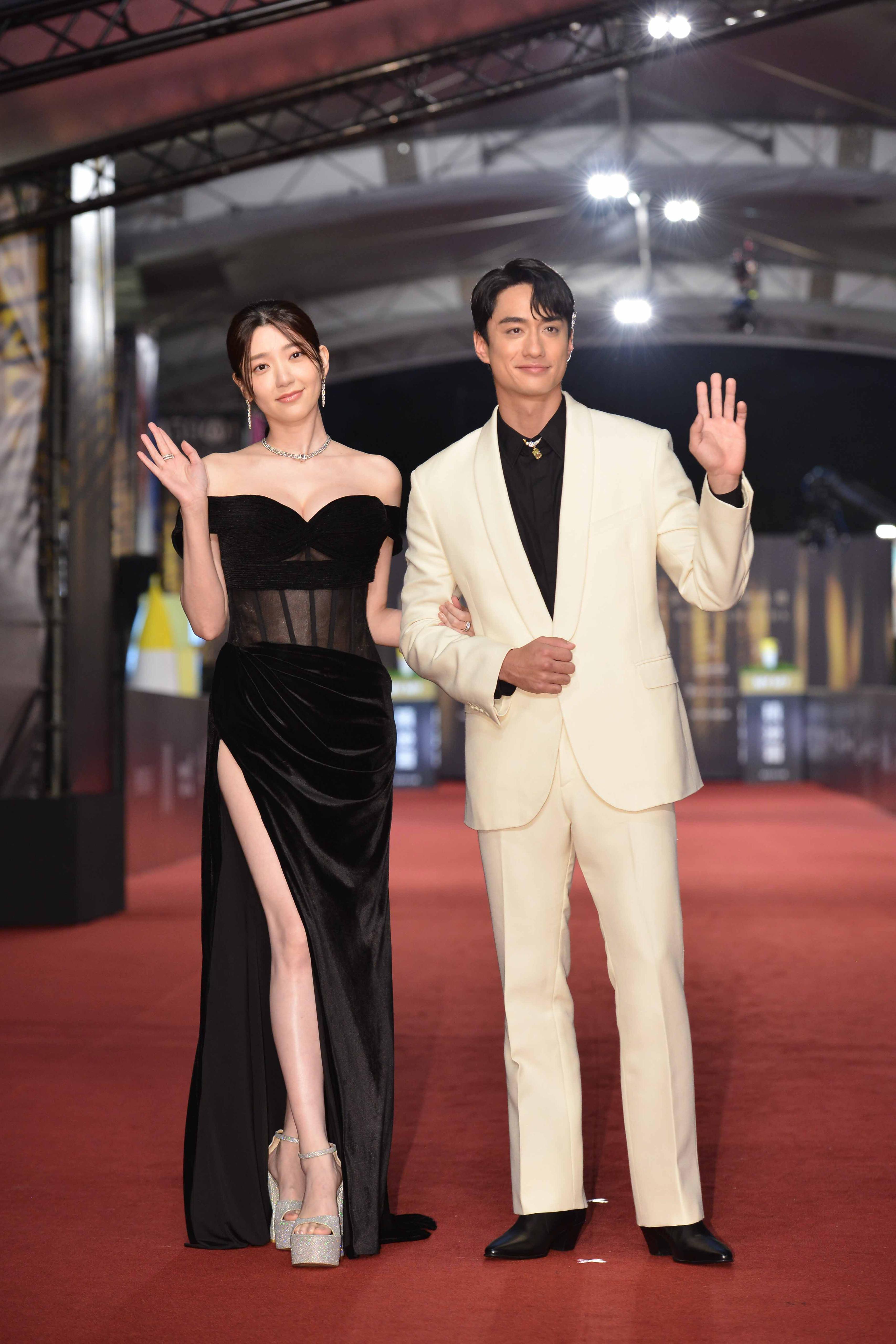 郭雪芙性感上陣,孖劉俊謙行紅地毯。