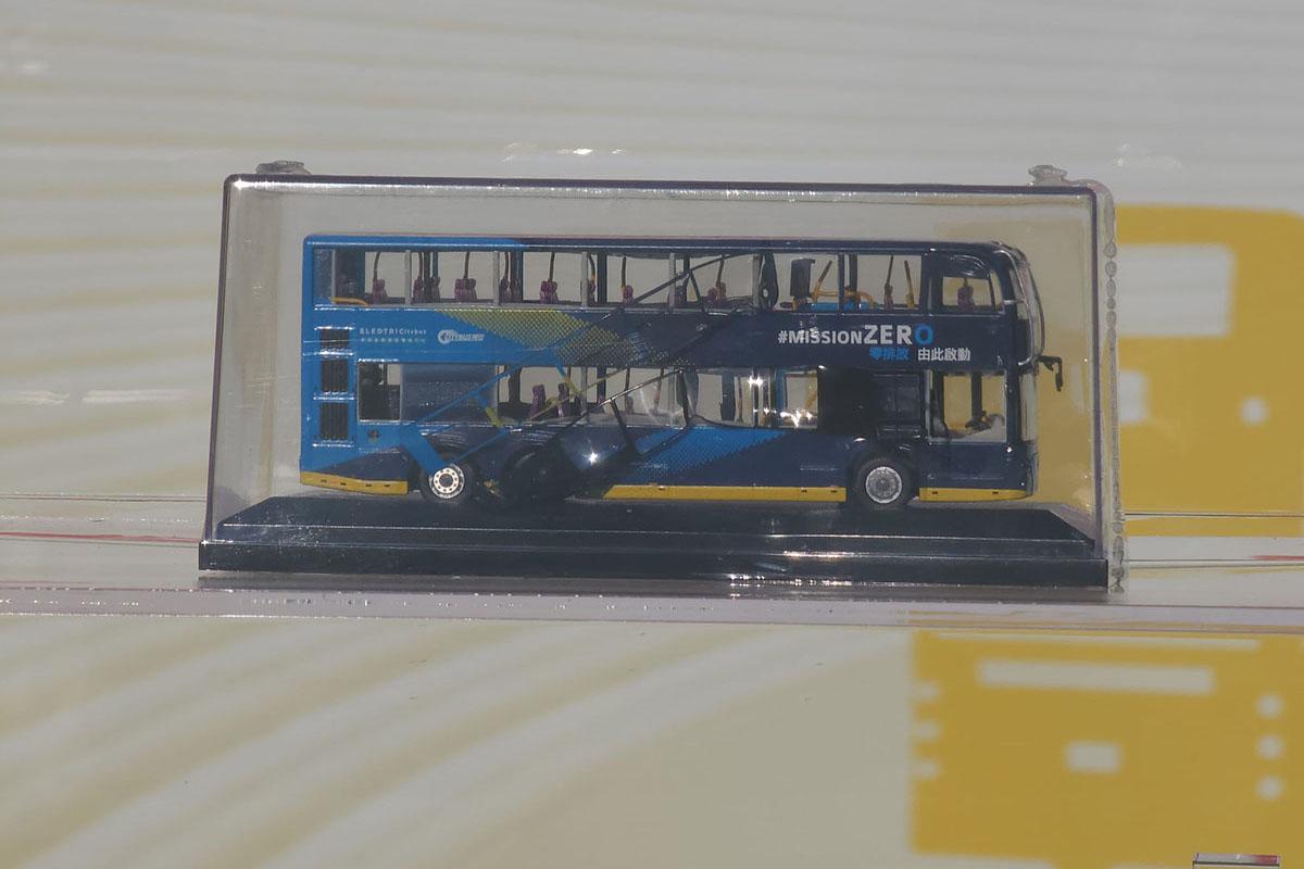 有展出的巴士模型不敵高溫導致變形。(網民Rheneas Choi@FB群組「巴士迷俱樂部」)