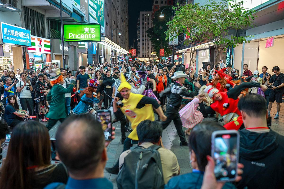 旅發局在銅鑼灣百德新街舉行「快閃」表演。