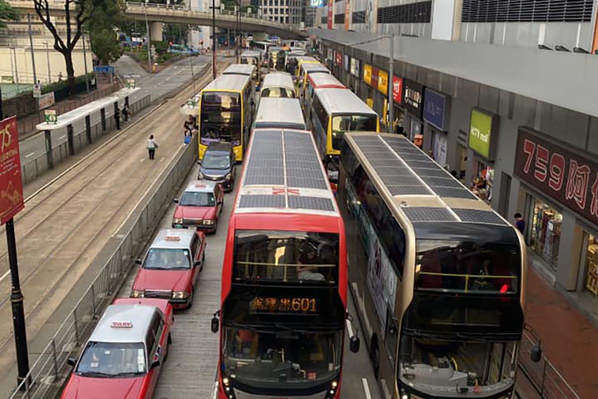 英皇道西行車龍延伸至北角民康街。(網民Prudi Yong@FB群組「北角有樂」)