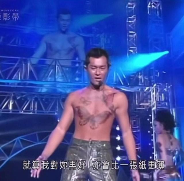 古天樂現場演繹《 像我這一種男人 》的撕恤衫爆肌片,在網上瘋傳。