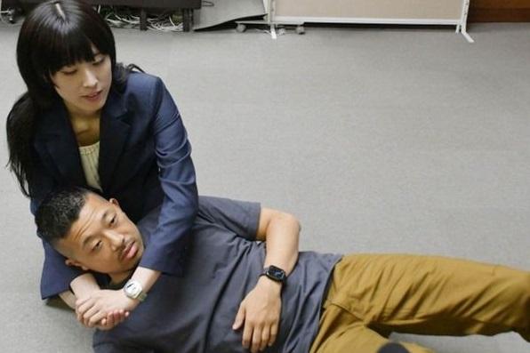 梁果琳在表揚儀式上示範當日如何鎖頸制服便利店搶匪。(互聯網)