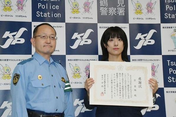 鶴見區警方向梁果琳頒發感謝狀。(互聯網)