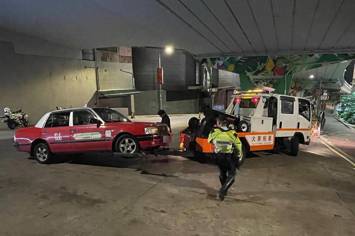 警方在花園道山頂纜車站加強執法,包括拖走涉嫌違法的士。(警方圖片)