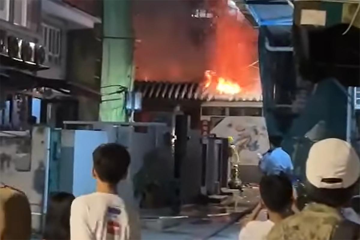 元朗舊墟大王古廟起火。(網民Ringo Yeung@FB群組「元朗鄉約」)