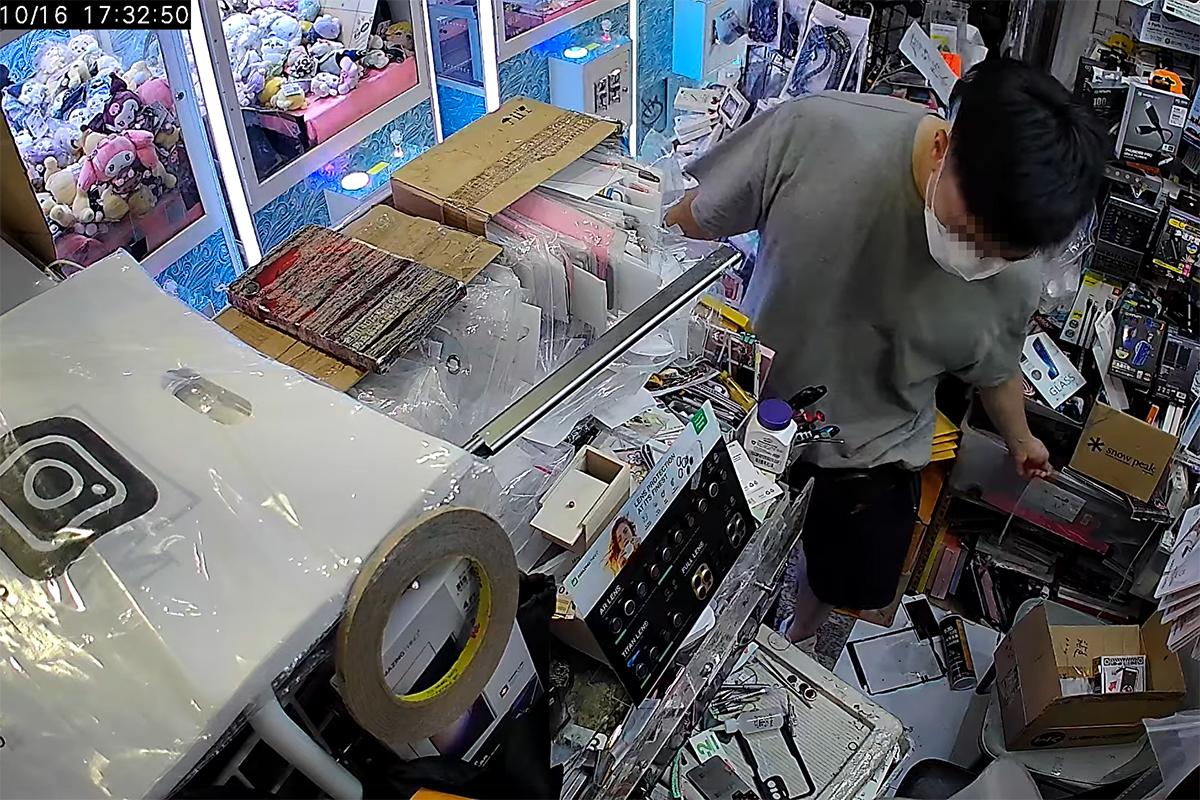 旺角一間店舖被獨行賊盜去屬於客人的手提電話。(網上影片截圖)