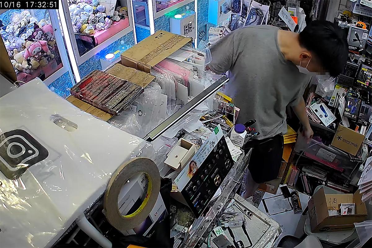 旺角一間店舖被獨行賊盜去屬於客人的手提電話。(網上影片截圖)
