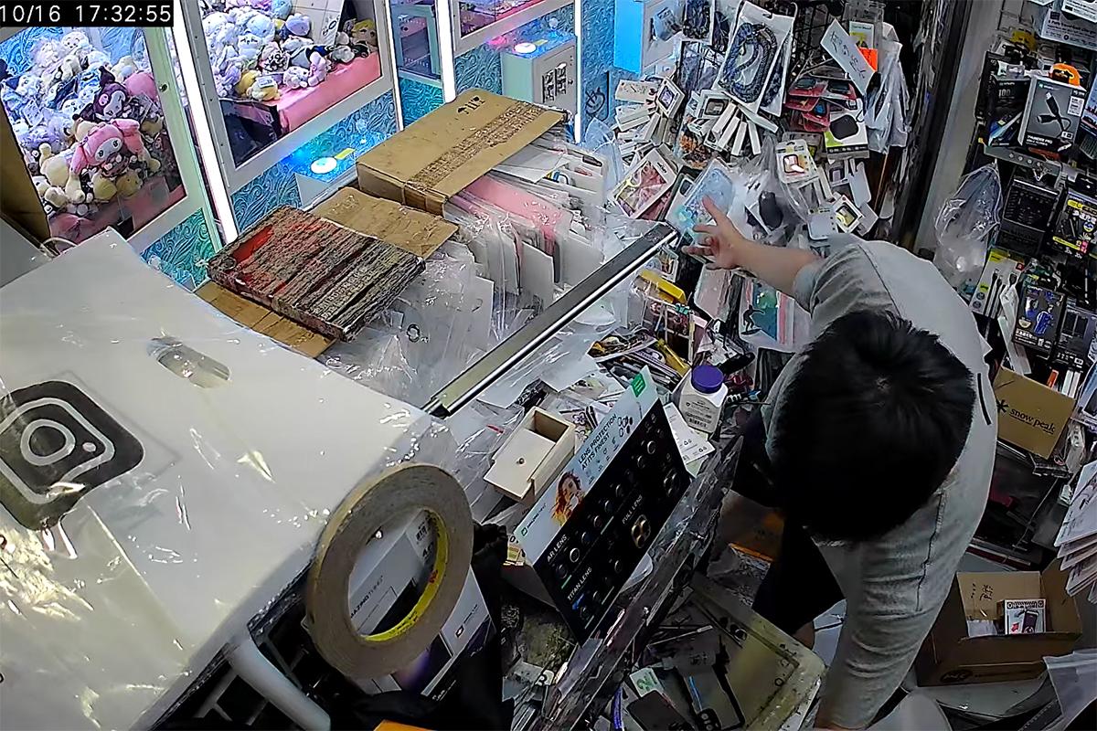 旺角一間店舖被獨行賊盜去屬於客人的手提電話。(網上影片截圖)