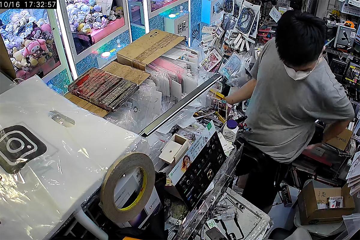 旺角一間店舖被獨行賊盜去屬於客人的手提電話。(網上影片截圖)