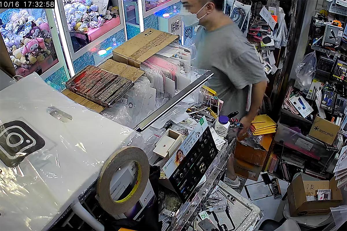 旺角一間店舖被獨行賊盜去屬於客人的手提電話。(網上影片截圖)