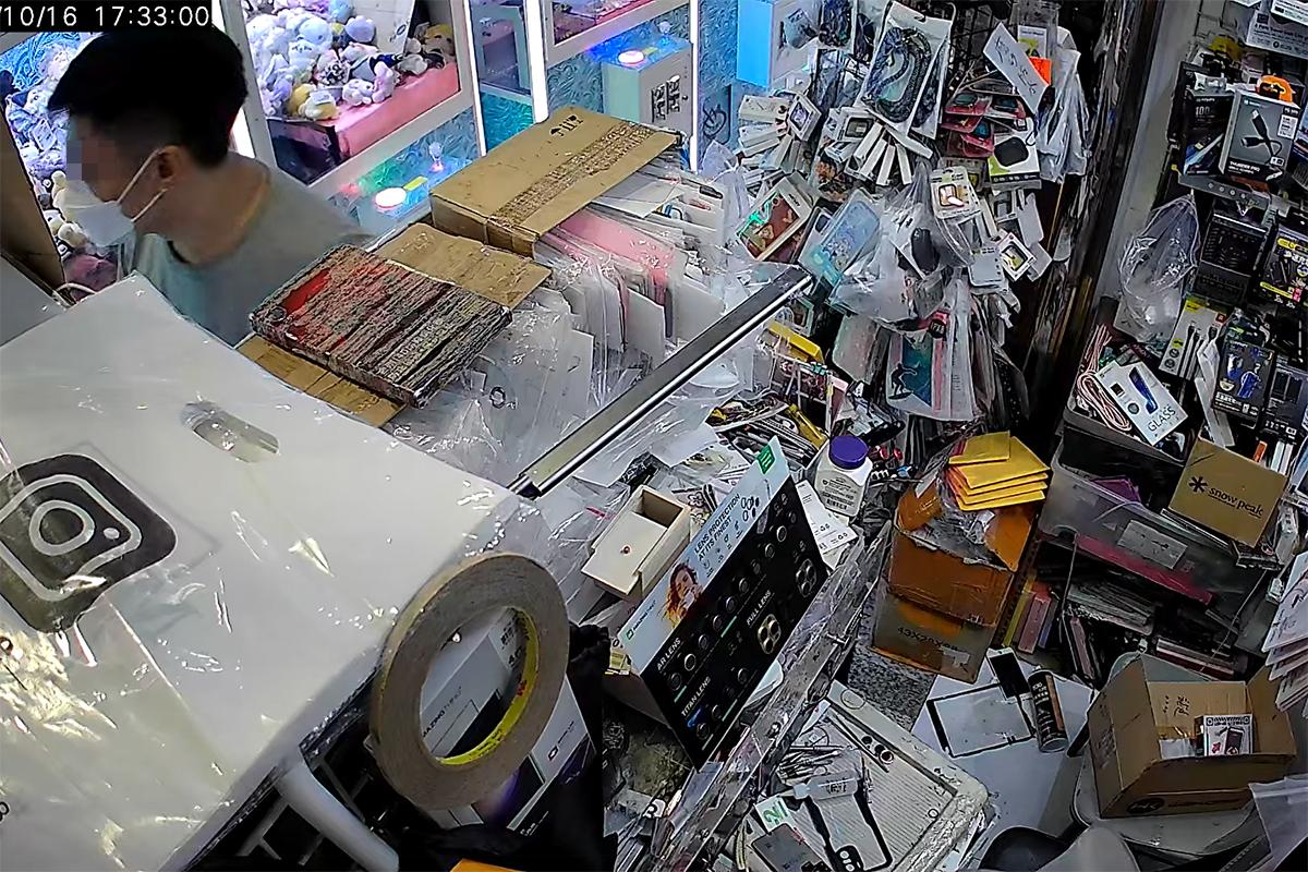 旺角一間店舖被獨行賊盜去屬於客人的手提電話。(網上影片截圖)