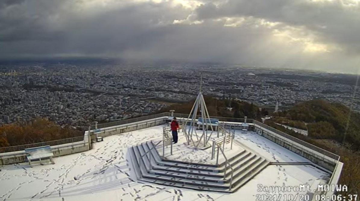 日本北海道札幌藻岩山頂周日觀測到初雪。(互聯網)