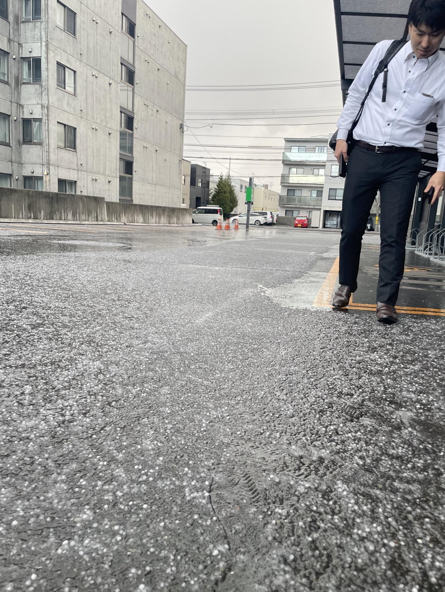 日本北海道札幌市周日降初雪,地上散布冰粒。(互聯網)