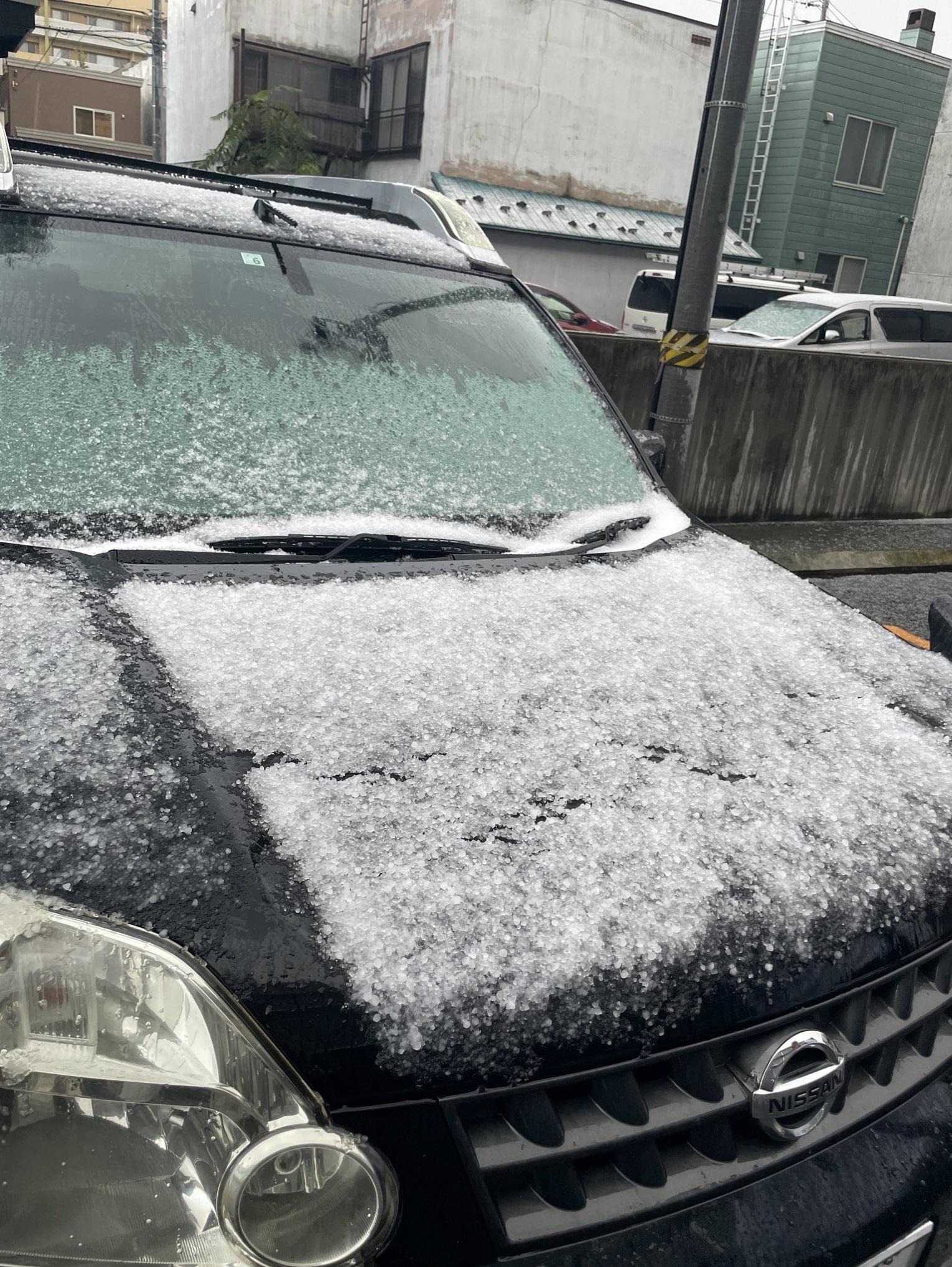 北海道札幌市降初雪,車上鋪上一層薄雪。(互聯網)