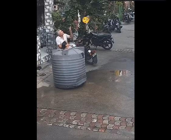 兩人查看水塔可能從哪裡掉下。(互聯網)