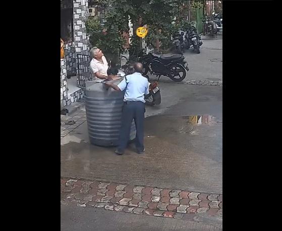 另一男子上前支援。(互聯網)