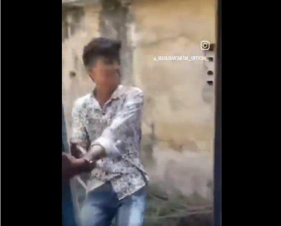 少年伸出火車外,由友人拍攝。(互聯網)